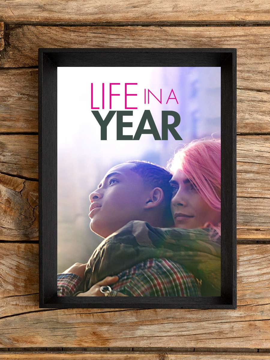 Bir Yılda Yaşam - Life in a Year Film Tablo Siyah Çerçeveli Film Poster Afiş Tablo