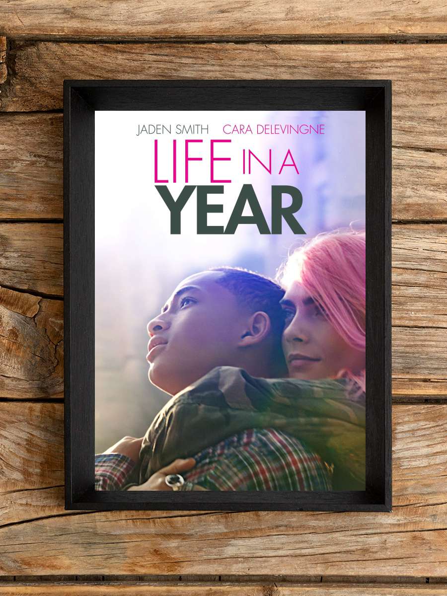 Bir Yılda Yaşam - Life in a Year Film Tablo Siyah Çerçeveli Film Poster Afiş Tablo