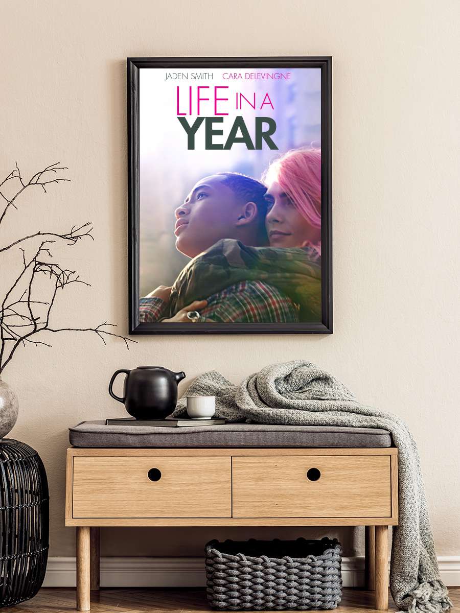 Bir Yılda Yaşam - Life in a Year Film Tablo Siyah Çerçeveli Film Poster Afiş Tablo