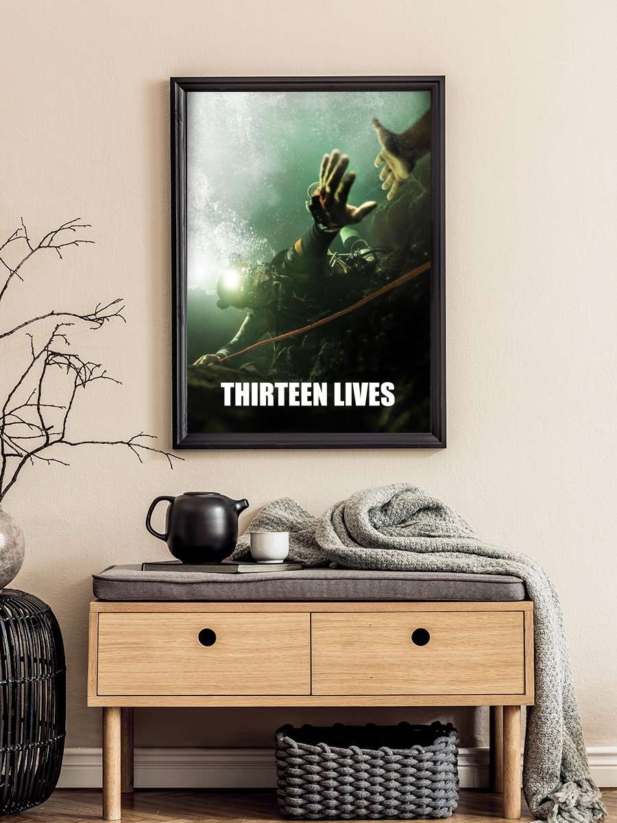 On Üç Yaşam - Thirteen Lives Film Tablo Siyah Çerçeveli Film Poster Afiş Tablo