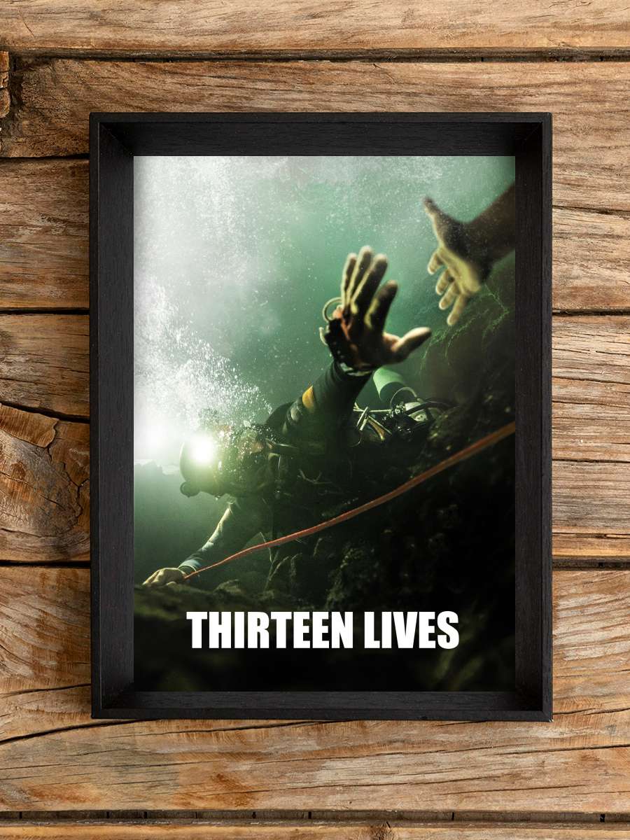 On Üç Yaşam - Thirteen Lives Film Tablo Siyah Çerçeveli Film Poster Afiş Tablo