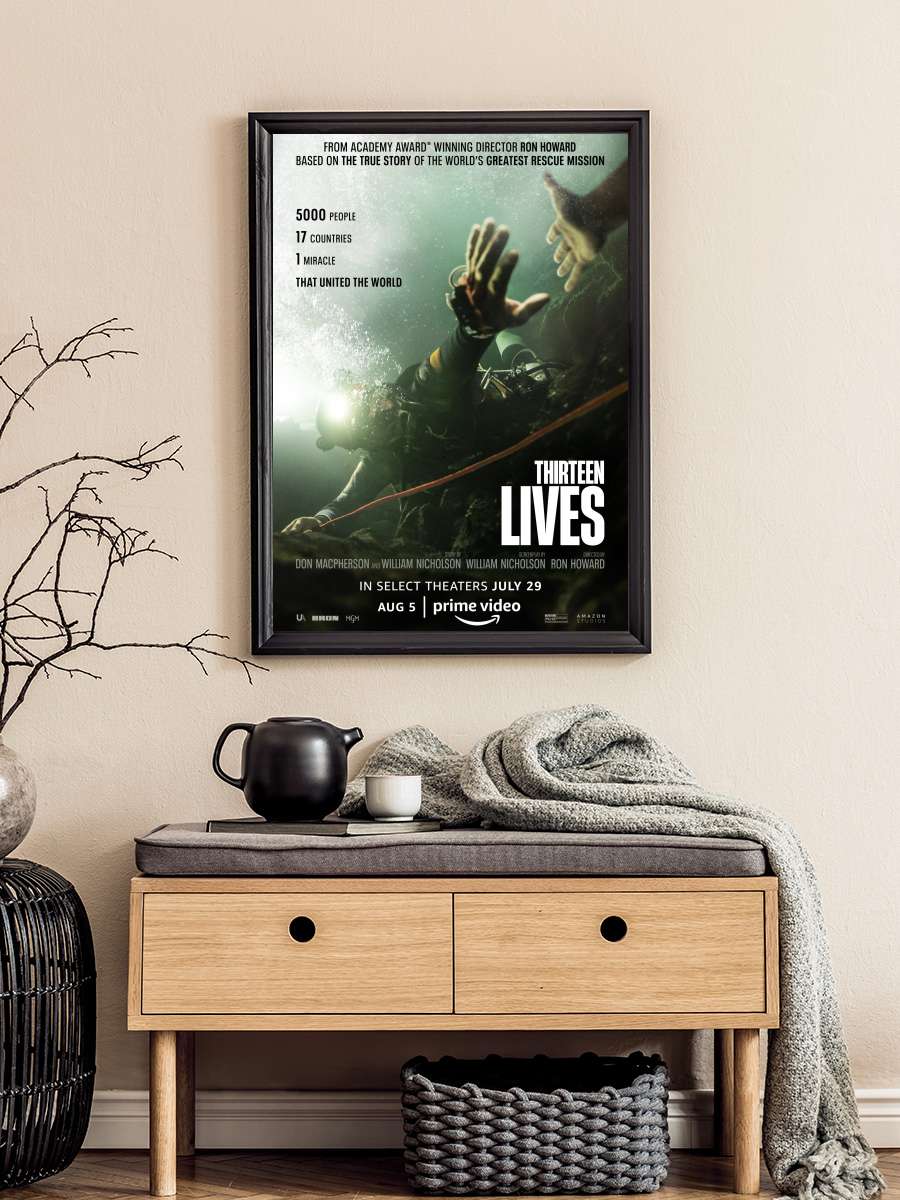 On Üç Yaşam - Thirteen Lives Film Tablo Siyah Çerçeveli Film Poster Afiş Tablo