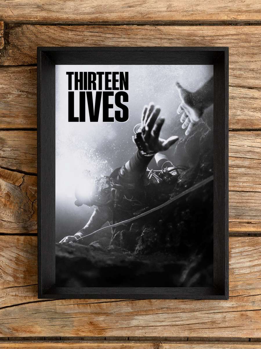 On Üç Yaşam - Thirteen Lives Film Tablo Siyah Çerçeveli Film Poster Afiş Tablo