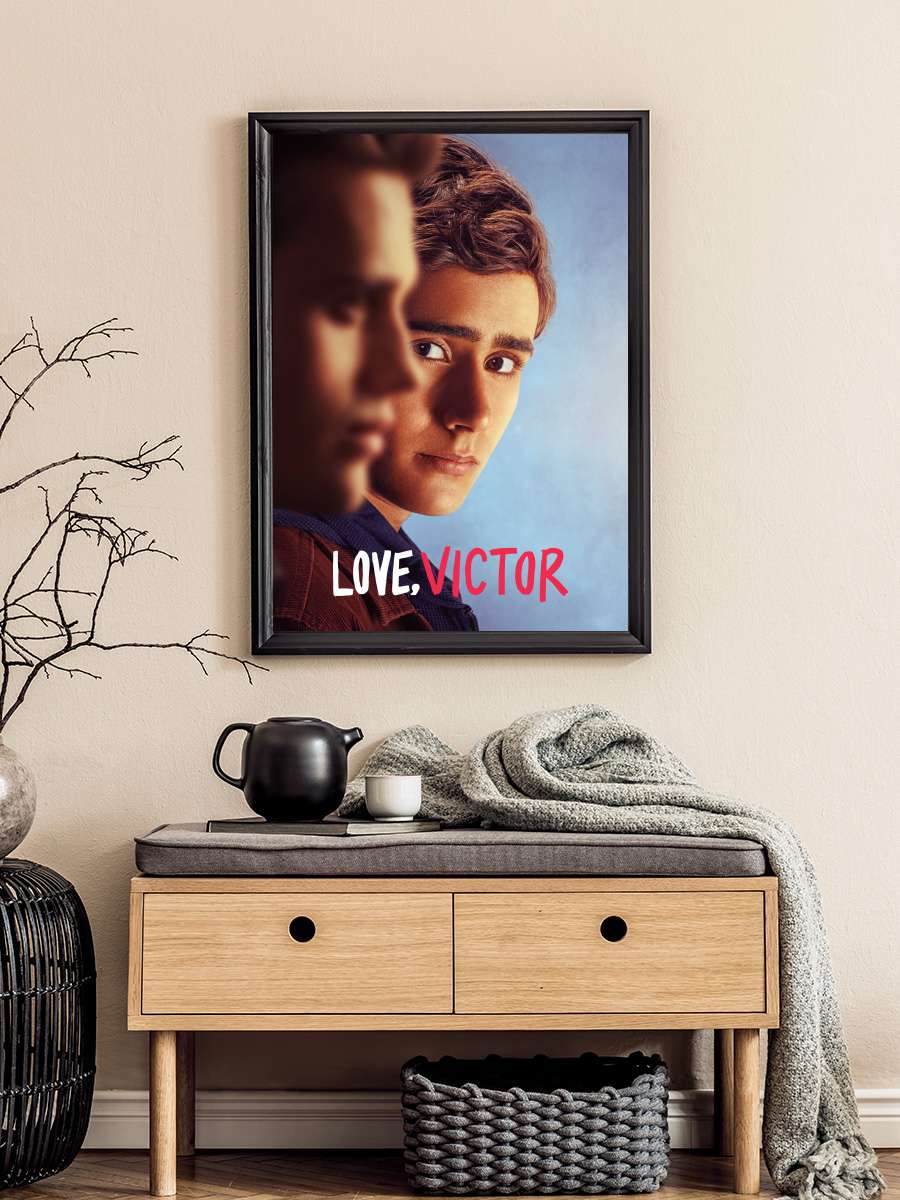 Love, Victor Dizi Tablo Siyah Çerçeveli Dizi Poster Duvar Tablo