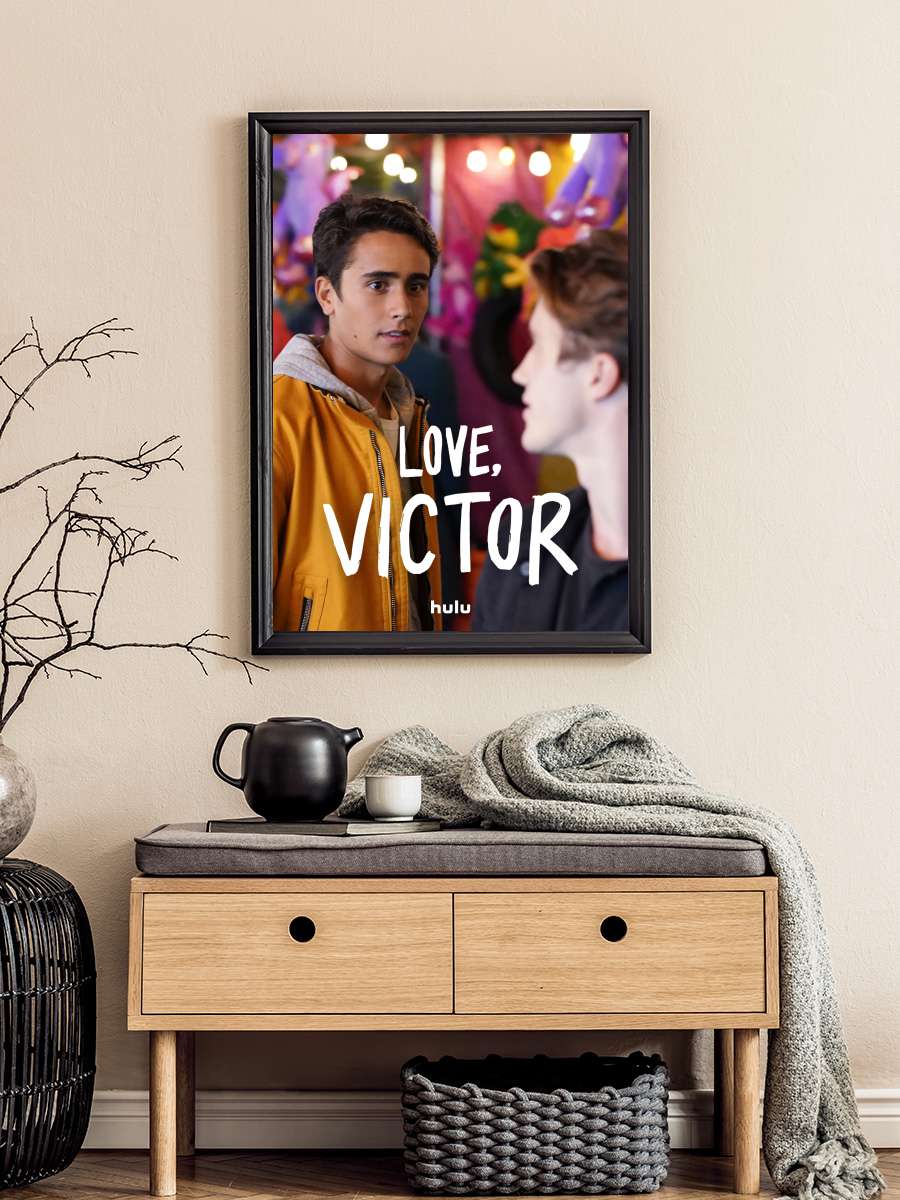 Love, Victor Dizi Tablo Siyah Çerçeveli Dizi Poster Duvar Tablo