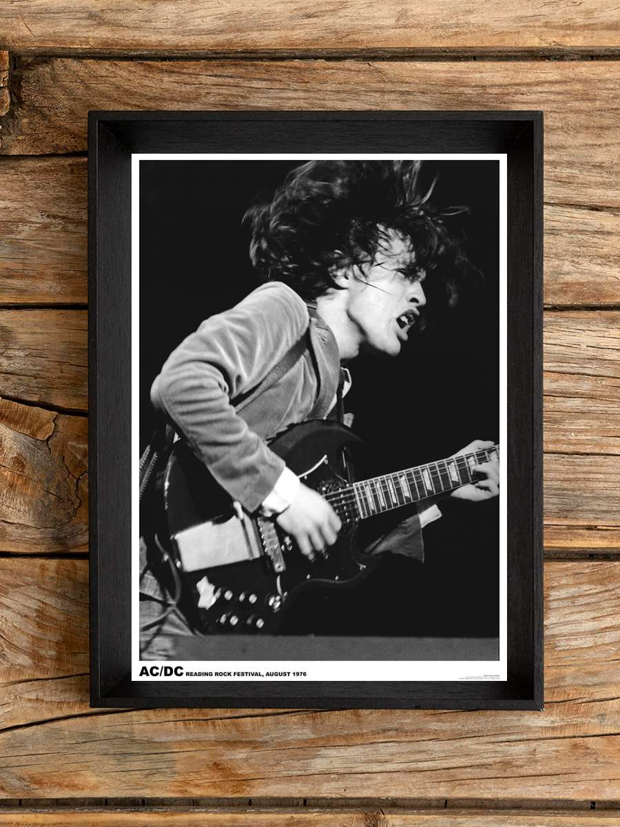 Angus Young - Reading Rock Festival Müzik Poster Tablo Siyah Çerçeveli Yüksek Kalite Müzik Duvar Tablo