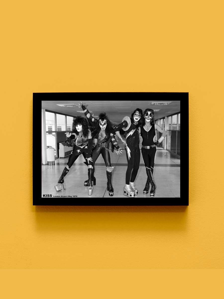 Kiss- London Airport, May 1975 Müzik Poster Tablo Siyah Çerçeveli Yüksek Kalite Müzik Duvar Tablo