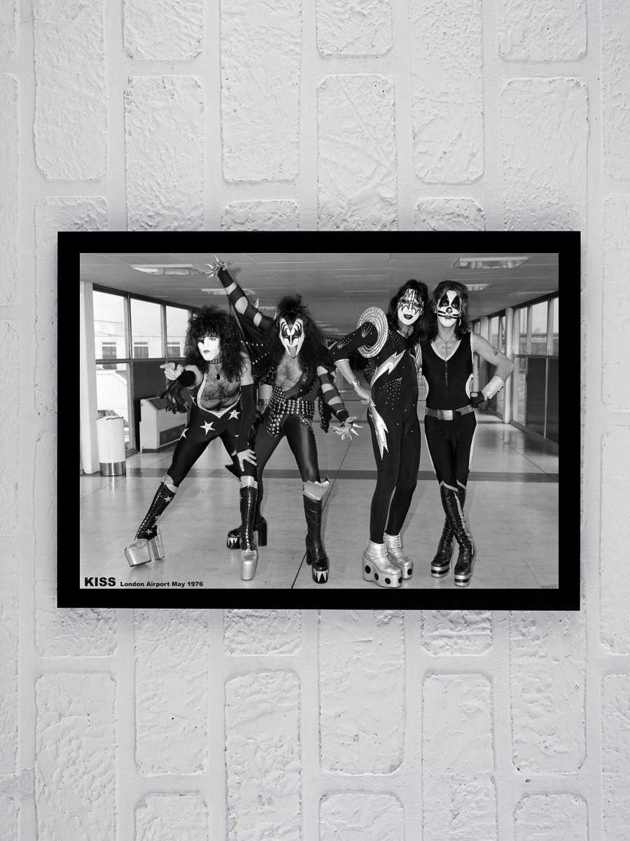 Kiss- London Airport, May 1975 Müzik Poster Tablo Siyah Çerçeveli Yüksek Kalite Müzik Duvar Tablo