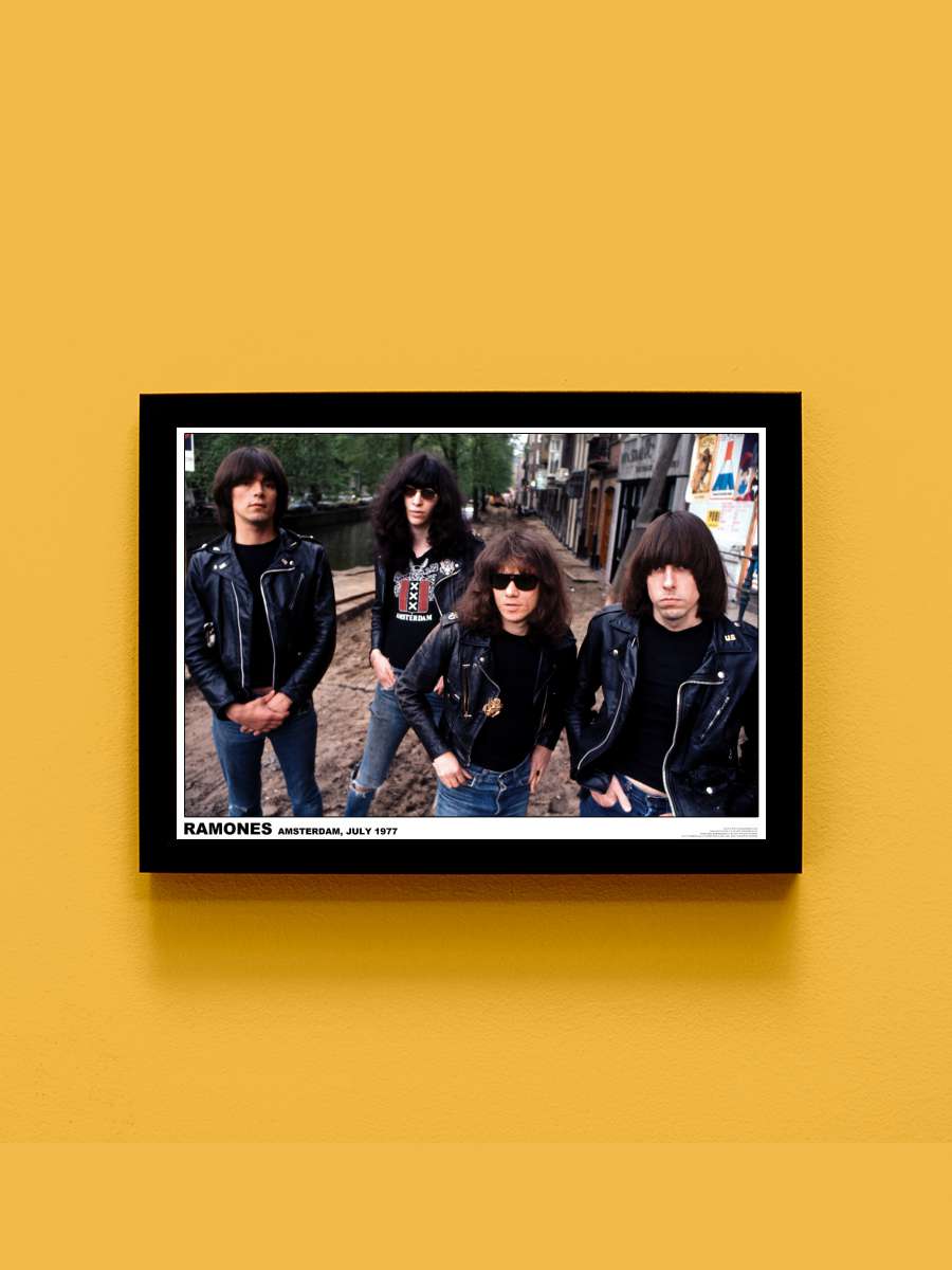 Ramones - Amsterdam 1977 Müzik Poster Tablo Siyah Çerçeveli Yüksek Kalite Müzik Duvar Tablo