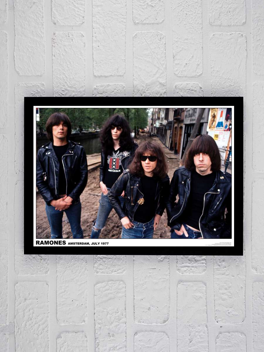 Ramones - Amsterdam 1977 Müzik Poster Tablo Siyah Çerçeveli Yüksek Kalite Müzik Duvar Tablo