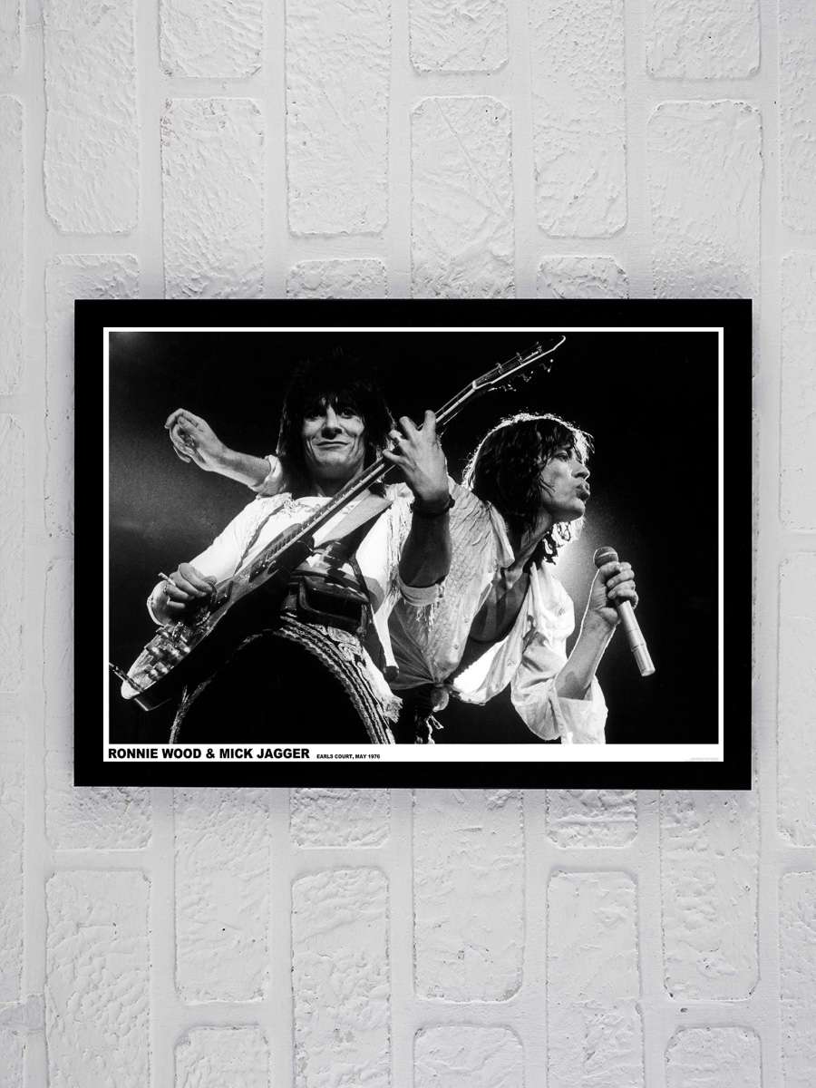 Mick Jagger and Ronnie Wood - Earls Court May 1976 Müzik Poster Tablo Siyah Çerçeveli Yüksek Kalite Müzik Duvar Tablo